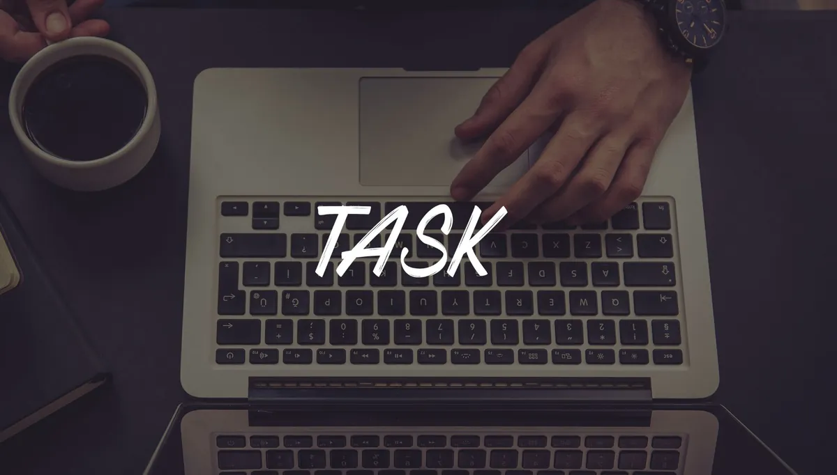 Tela de notebook com a palavra tarefa em destaque